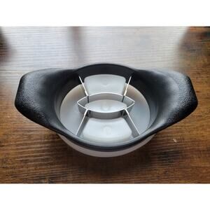 Pampered Chef 2418 Black Mango Wedger w/Stainless Steel Blades & Cover